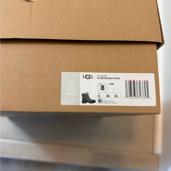 UGG Ashton Addie Tipped boot. W size 8. BRAND NEW WITH BOX - Picture 4 of 5